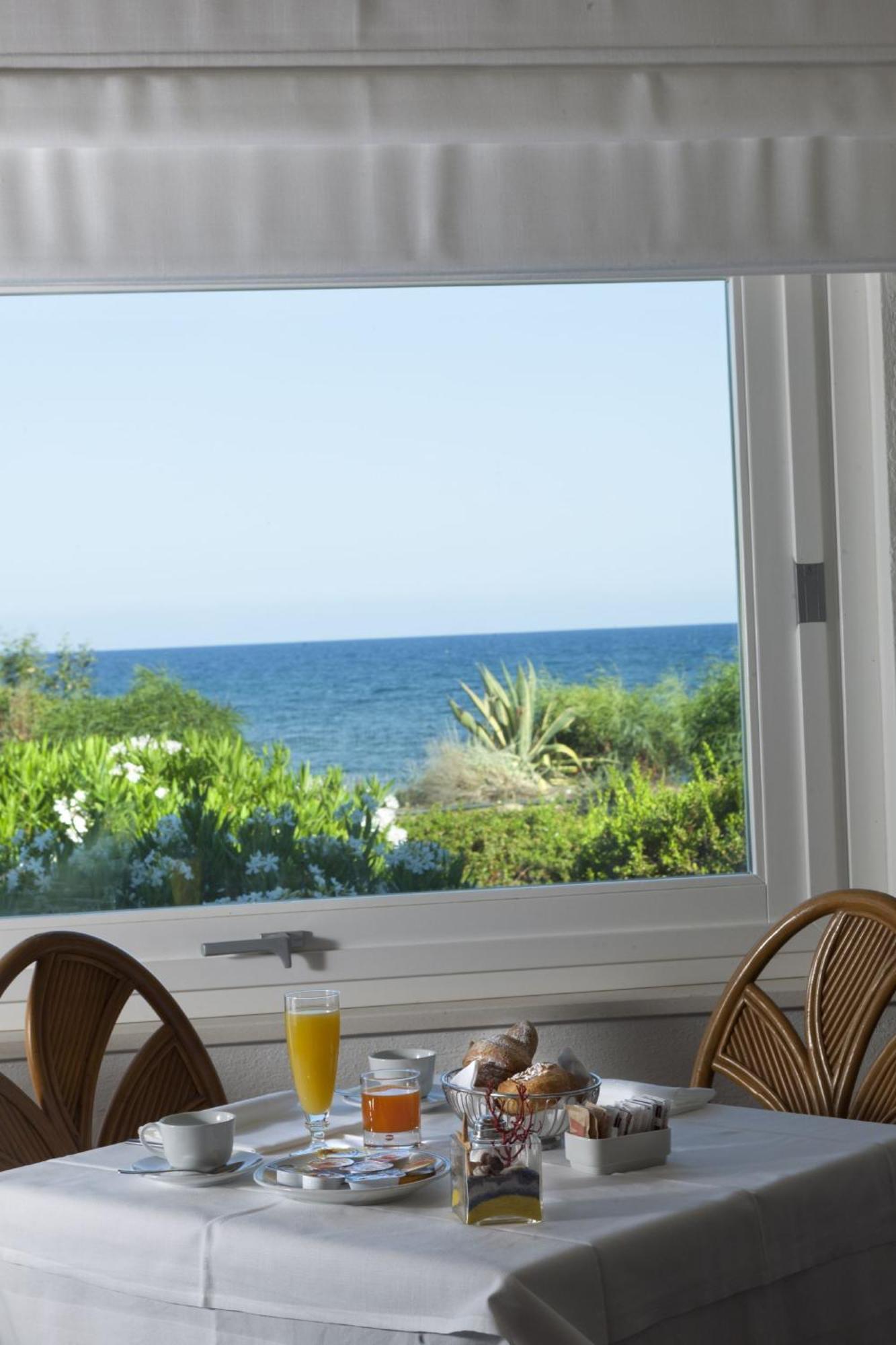 Hotel Mare Pineta Santa Margherita di Pula Bagian luar foto